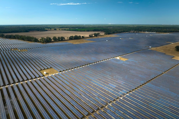 Vista aérea de una gran planta de energía eléctrica sostenible con filas de paneles solares fotovoltaicos para producir energía eléctrica limpia Concepto de electricidad renovable con cero emisiones