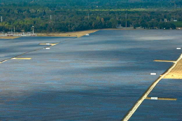 Vista aérea de una gran planta de energía eléctrica sostenible con filas de paneles solares fotovoltaicos para producir energía eléctrica limpia Concepto de electricidad renovable con cero emisiones