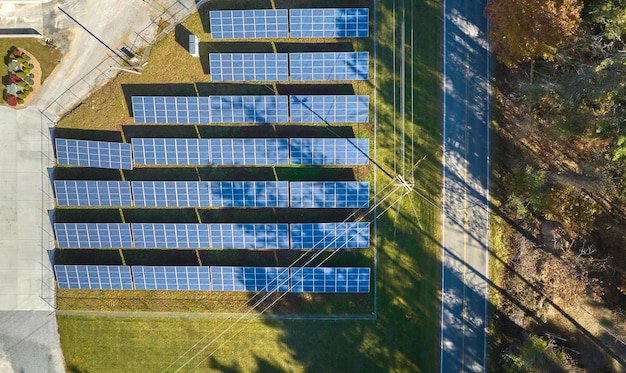 Vista aérea de una gran planta de energía eléctrica sostenible con filas de paneles solares fotovoltaicos para producir energía eléctrica limpia Concepto de electricidad renovable con cero emisiones