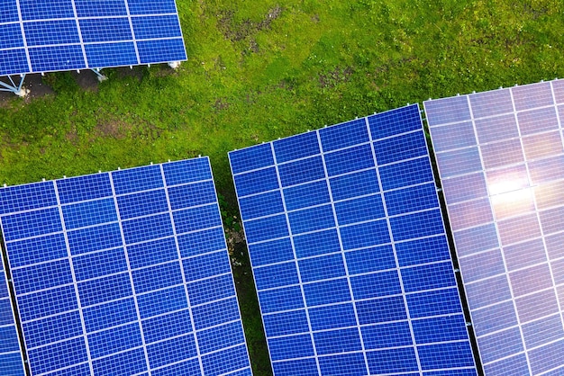 Vista aérea de una gran planta de energía eléctrica sostenible con filas de paneles solares fotovoltaicos para producir energía eléctrica limpia y ecológica. Electricidad renovable con concepto de cero emisiones.