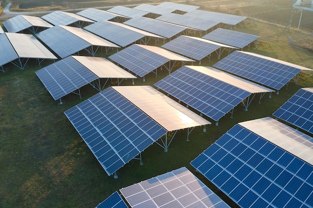 Vista aérea de la gran planta de energía eléctrica sostenible con filas de paneles solares fotovoltaicos para producir energía eléctrica limpia y ecológica. Electricidad renovable con concepto de emisión cero.