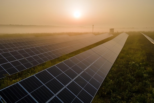 Vista aérea de una gran planta de energía eléctrica sostenible con filas de paneles solares fotovoltaicos para producir energía eléctrica limpia por la noche. Concepto de electricidad renovable con cero emisiones