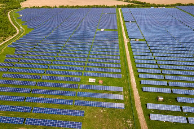 Vista aérea de una gran planta de energía eléctrica sostenible con muchas filas de paneles solares fotovoltaicos para producir energía eléctrica ecológica limpia Electricidad renovable con concepto de cero emisiones