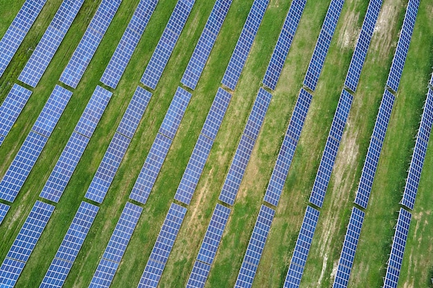 Vista aérea de una gran planta de energía eléctrica sostenible con muchas filas de paneles solares fotovoltaicos para producir energía eléctrica ecológica limpia Electricidad renovable con concepto de cero emisiones