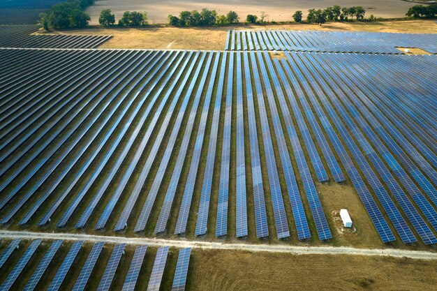 Vista aérea de una gran planta de energía eléctrica sostenible con muchas filas de paneles solares fotovoltaicos para producir energía eléctrica limpia Electricidad renovable con concepto de cero emisiones