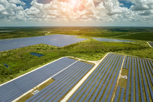 Vista aérea de una gran planta de energía eléctrica sostenible con muchas filas de paneles solares fotovoltaicos para producir energía eléctrica limpia Electricidad renovable con concepto de cero emisiones