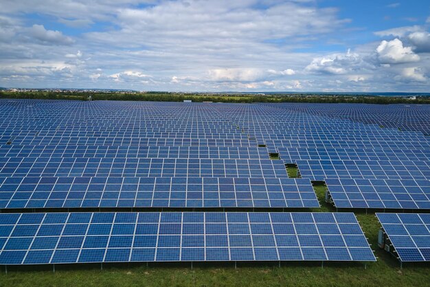 Vista aérea de una gran planta de energía eléctrica sostenible con muchas filas de paneles solares fotovoltaicos para producir energía eléctrica limpia Electricidad renovable con concepto de cero emisiones