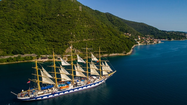 Vista aérea de un gran yate que nada en la bahía de Kotor.