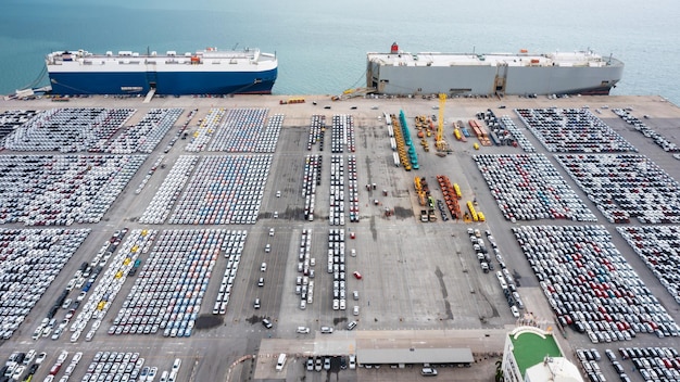 Vista aérea Grande RoRo Rollon Rolloff na doca comercial carregando carro novo