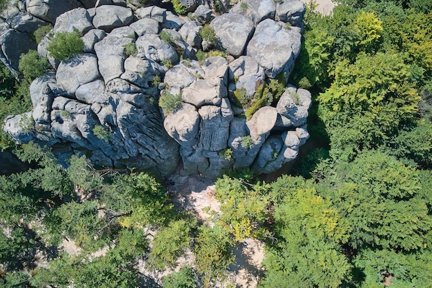 Vista aérea de grandes formaciones rocosas con cantos rodados y acantilados de montaña