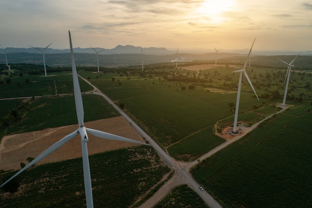 Vista aérea de grandes turbinas de viento al amanecer tomadas desde el aire. Parque eólico de aerogeneradores.