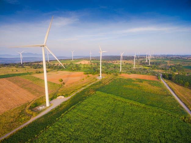 Vista aérea de la granja de generador de energía de turbina de viento