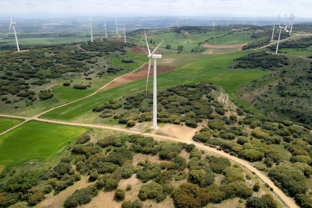 Foto vista aérea de la granja de molinos de viento para la producción de energía limpia