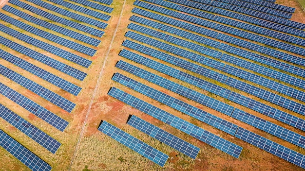 Vista aérea de la granja solar fotovoltaica en campo verde