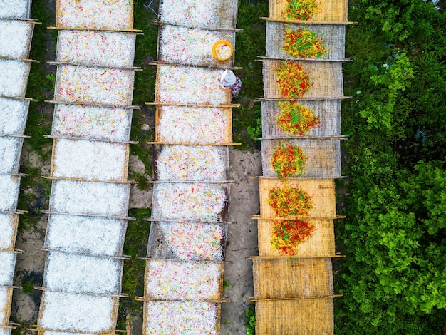 Vista aérea de la harina de mandioca que hace los ingredientes de la aldea para la sopa dulce, una especialidad culinaria tradicional de la ciudad de Tay Ninh, Vietnam Concepto de negocios y viajes