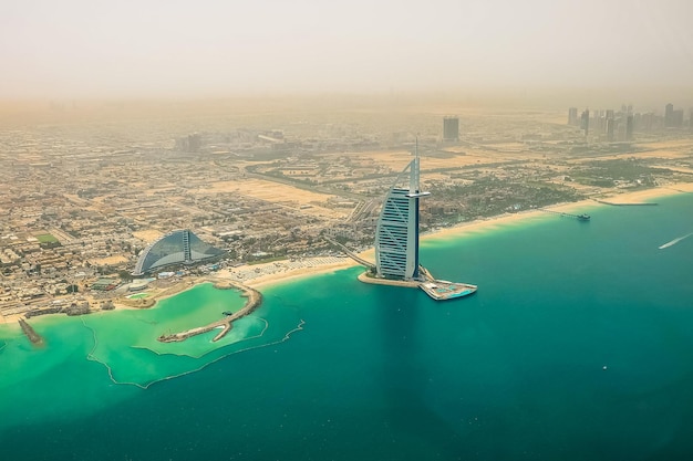 Vista aérea desde helicóptero de Burj Al Arab Hotel Dubai