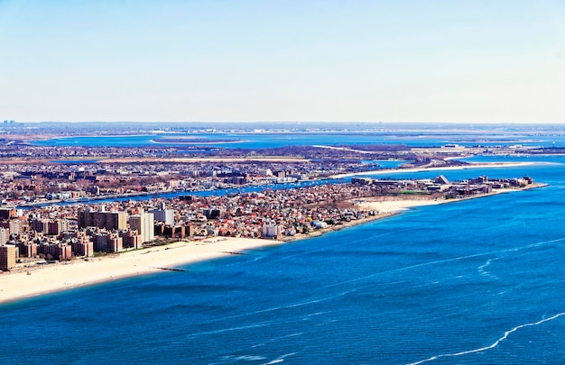 Vista aérea desde helicóptero a Long Island en Nueva York, Estados Unidos. Es el barrio residencial y comercial más occidental del distrito de Queens de la ciudad de Nueva York.