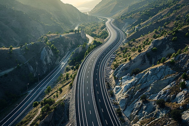 vista aérea de una hermosa carretera de montaña moderna