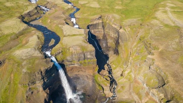 Vista aérea de la hermosa cascada Haifoss, Islandia, hora de verano