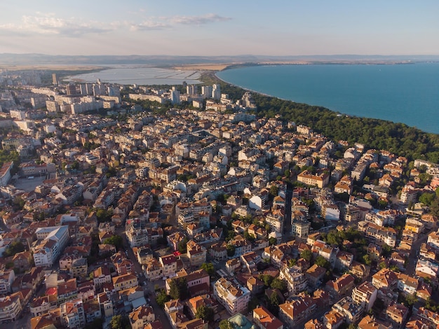 Vista aérea de la hermosa ciudad de Burgas al atardecer Bulgaria