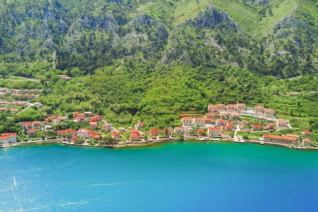 Vista aérea de la hermosa ciudad cerca de las montañas y el mar.