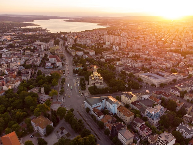 Vista aérea de la hermosa ciudad de Varna al atardecer Bulgaria