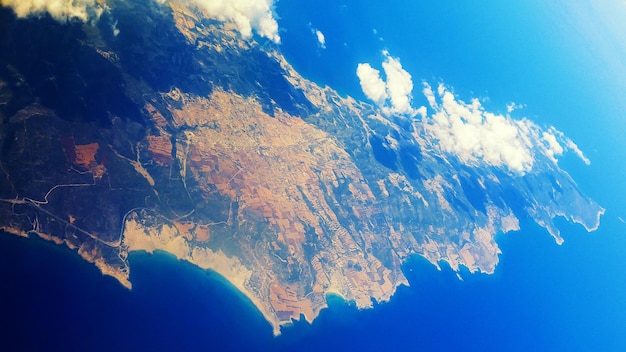 Vista aérea de la hermosa isla de Chipre en el mar azul con nubes Fondo de verano estacional de vacaciones de viaje