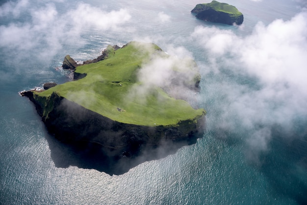 Vista aérea de la hermosa isla pequeña en Islandia