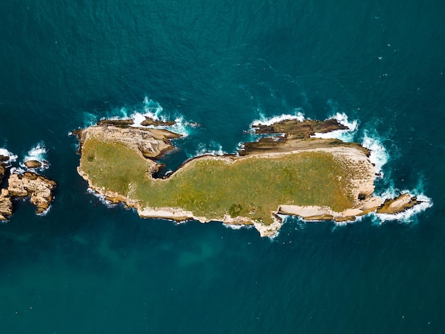 Vista aérea de la hermosa isla tropical en el océano