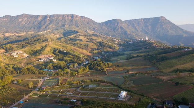 Vista aérea de la hermosa montaña del distrito de Khao Kho en la mañana