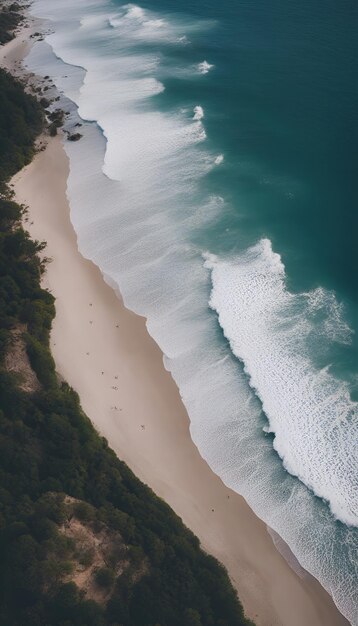 Vista aérea de una hermosa playa de arena con agua turquesa del océano