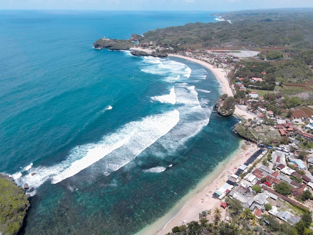 Vista aérea de la hermosa playa de Gunung Kidul Indonesia a la luz del día