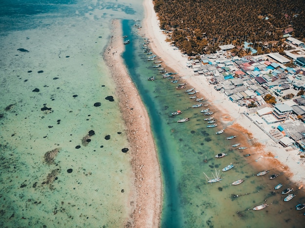 Vista aérea de la hermosa playa tropical y el mar