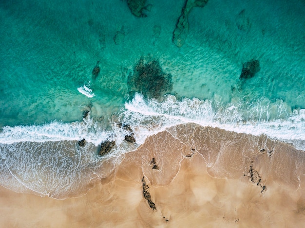 Vista aérea de la hermosa playa tropical y el paisaje del océano azul
