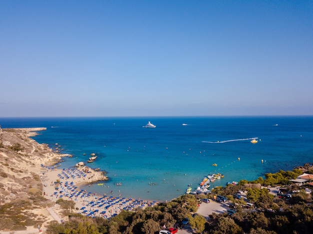 Vista aérea de la hermosa playa con tumbonas cerca del mar azul