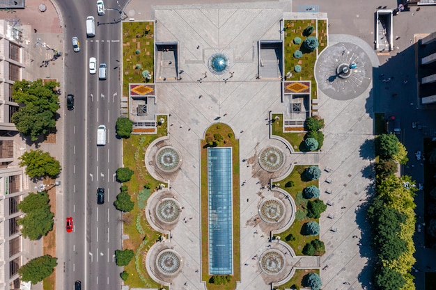 Vista aérea de las hermosas calles de la ciudad de kyiv cerca del centro de la ciudad