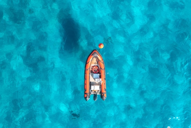 Vista aérea del hermoso barco naranja en el mar azul al atardecer en verano Cerdeña Italia Vista superior del dron del océano en lancha con agua azul transparente Viajes Paisaje tropical Yachting Seascape