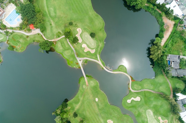 Vista aérea del hermoso campo de golf verde