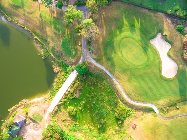 Vista aérea de un hermoso campo de golf