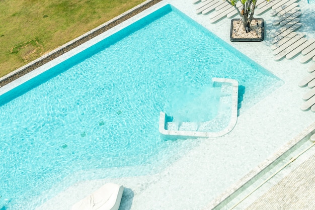 Vista aérea del hermoso complejo de piscinas de hotel de lujo