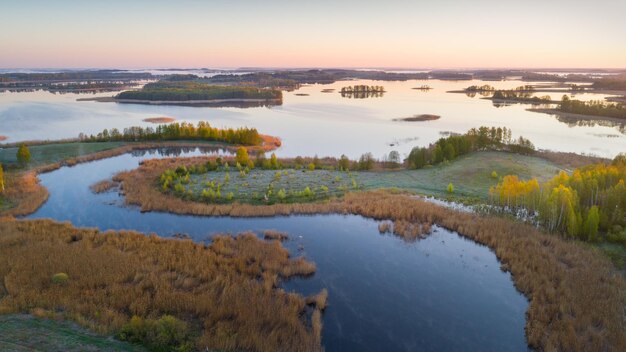 Foto vista aérea del hermoso lago