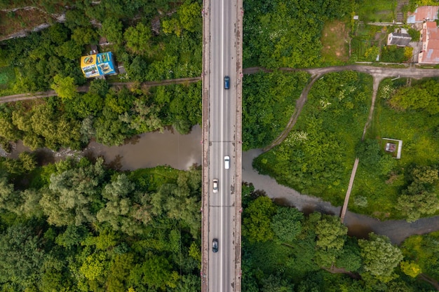 Vista aérea del hermoso puente que atraviesa el valle verde