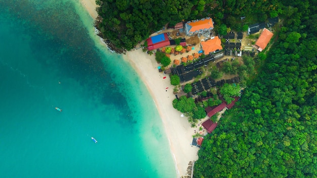 Vista aérea de hermosos paisajes con vistas al mar tropical en Kapas IslandCotton Island