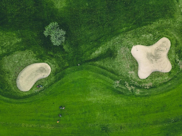 Vista aérea de la hierba verde en el campo de golf con estanques en Finlandia