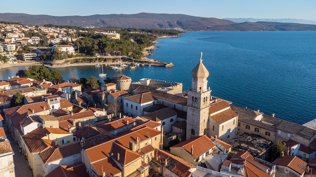 Vista aérea de la histórica ciudad adriática de Krk, isla de Krk, bahía de Kvarner del mar Adriático, Croacia, Europa.