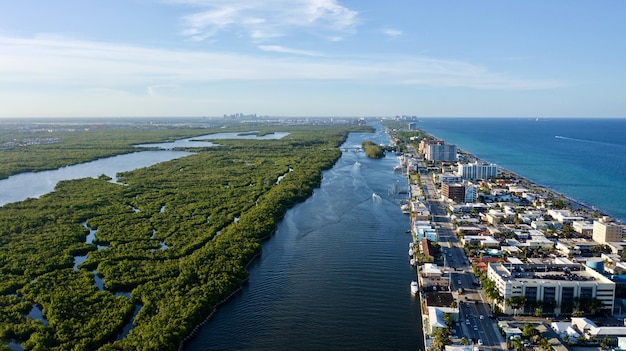 Una vista aérea de Hollywood Beach en la costa del mar en un día soleado en Florida