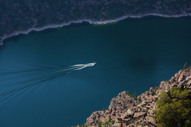 Vista aérea del hombre de wakeboard en el lago. Esquí acuático en el lago detrás de un barco.