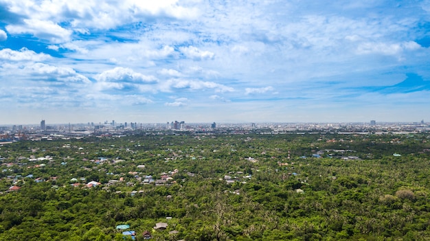 Vista aérea del horizonte de Bangkok y vista del río Chao Phraya Vista desde la zona verde en Bang Krachao