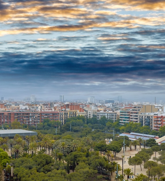 Vista aérea del horizonte de Barcelona al anochecer, España.