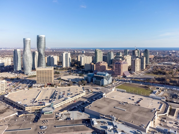 Vista aérea del horizonte del centro de la ciudad de Mississauga. Ontario, Canadá.